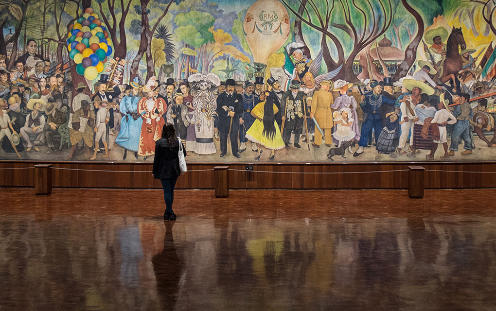  Mujer Observa el Mural Sueño de una tarde dominical en la Alameda Central en el Museo Mural Diego Rivera. Entre julio y septiembre de 1947 Diego Rivera pintó este Mural.