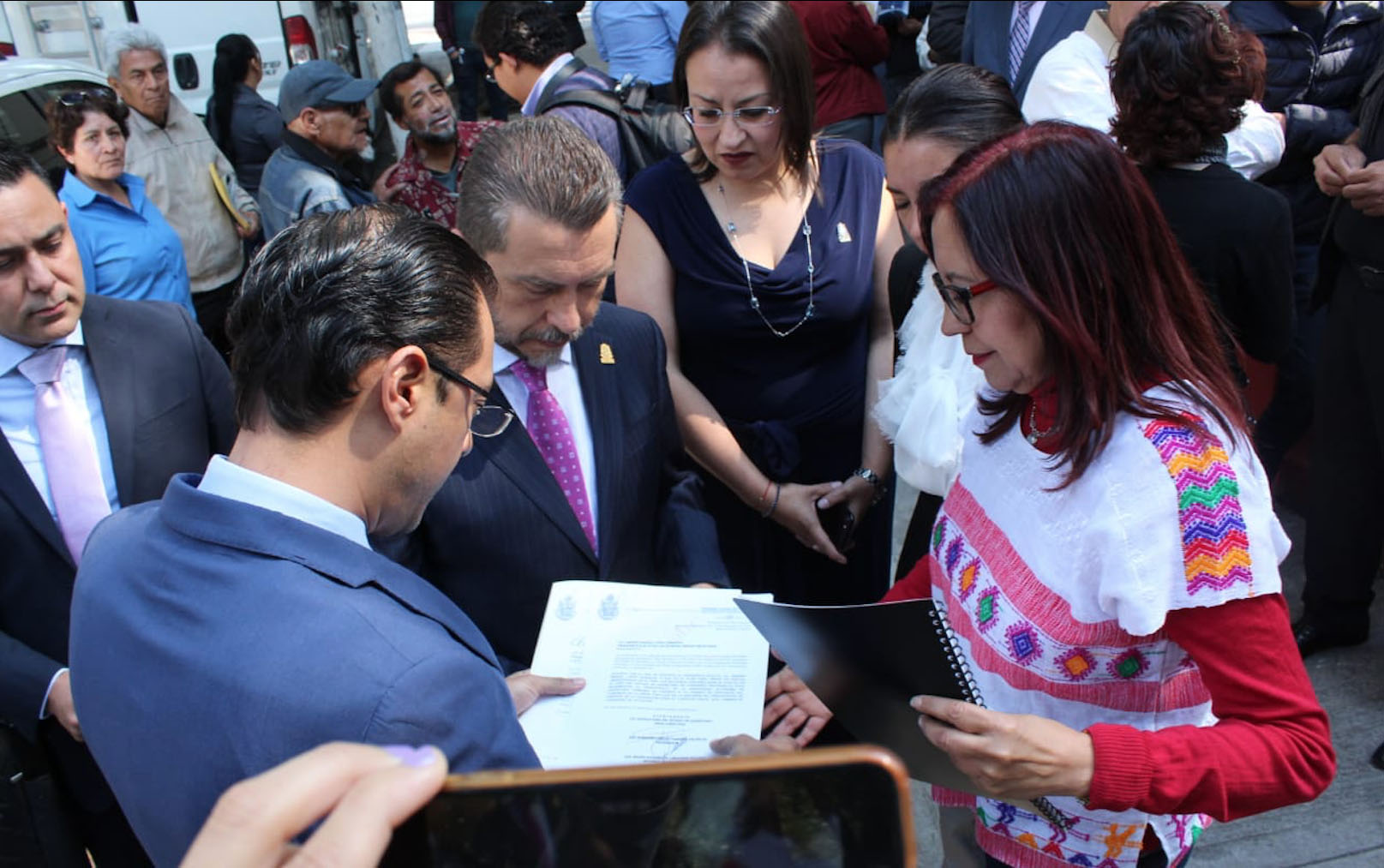Entregan acuerdo de la LIX Legislatura sobre presupuesto para la UAQ. /Foto: Especial
