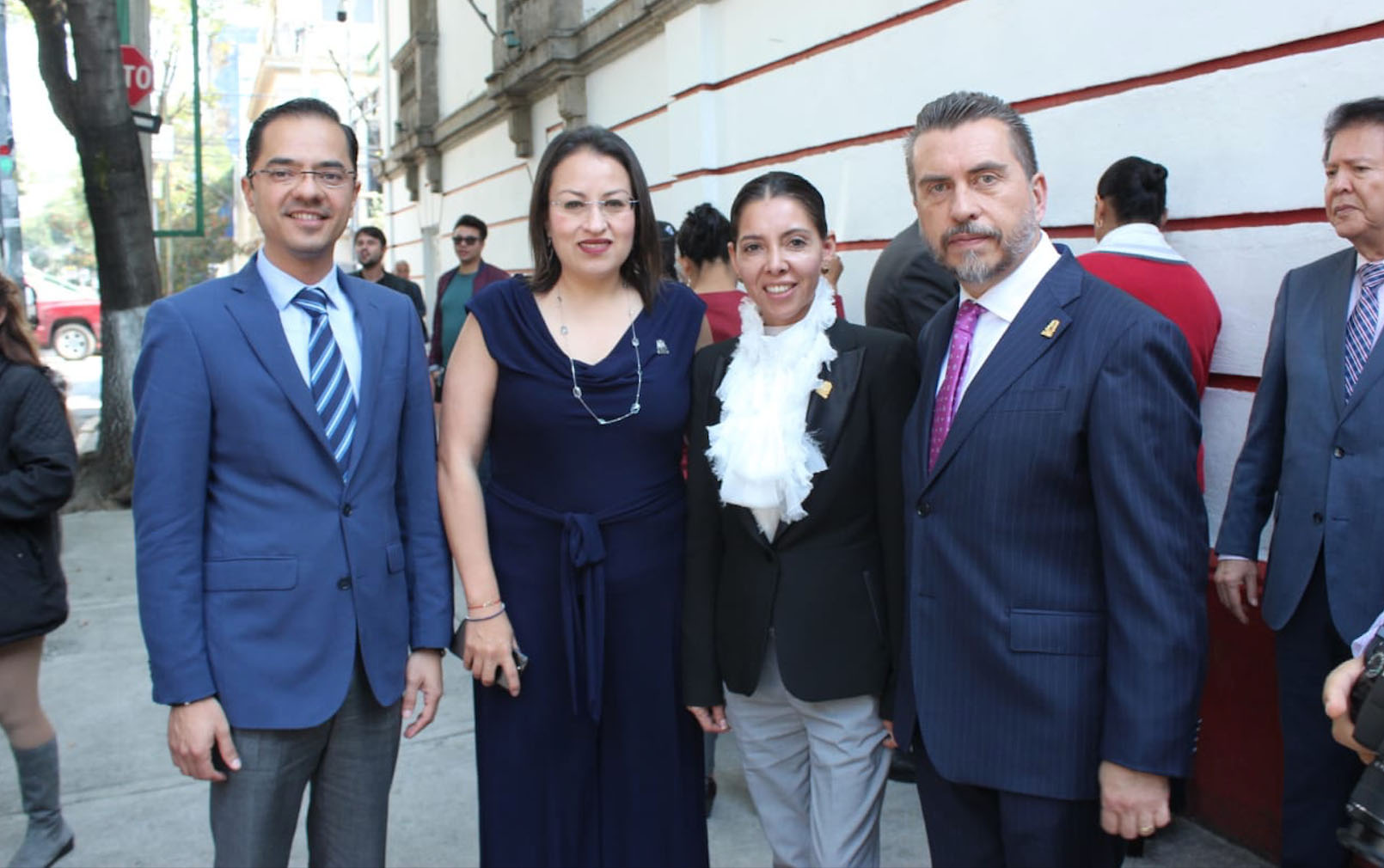 Entregan acuerdo de la LIX Legislatura sobre presupuesto para la UAQ. /Foto: Especial