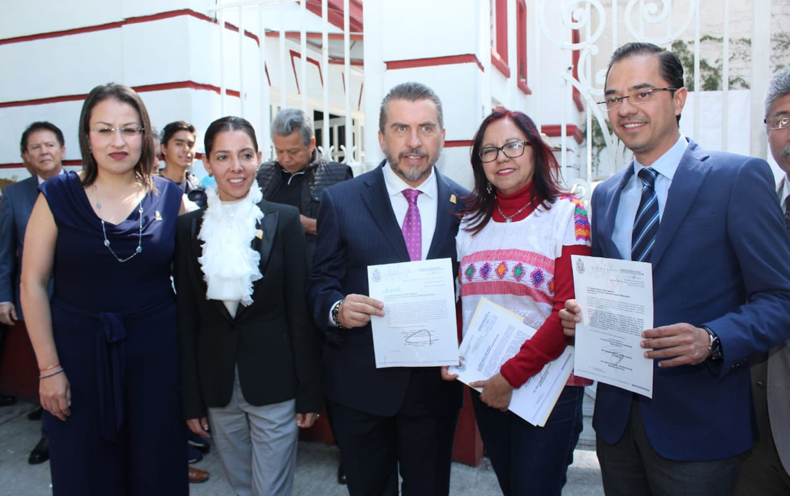 Entregan acuerdo de la LIX Legislatura sobre presupuesto para la UAQ. /Foto: Especial