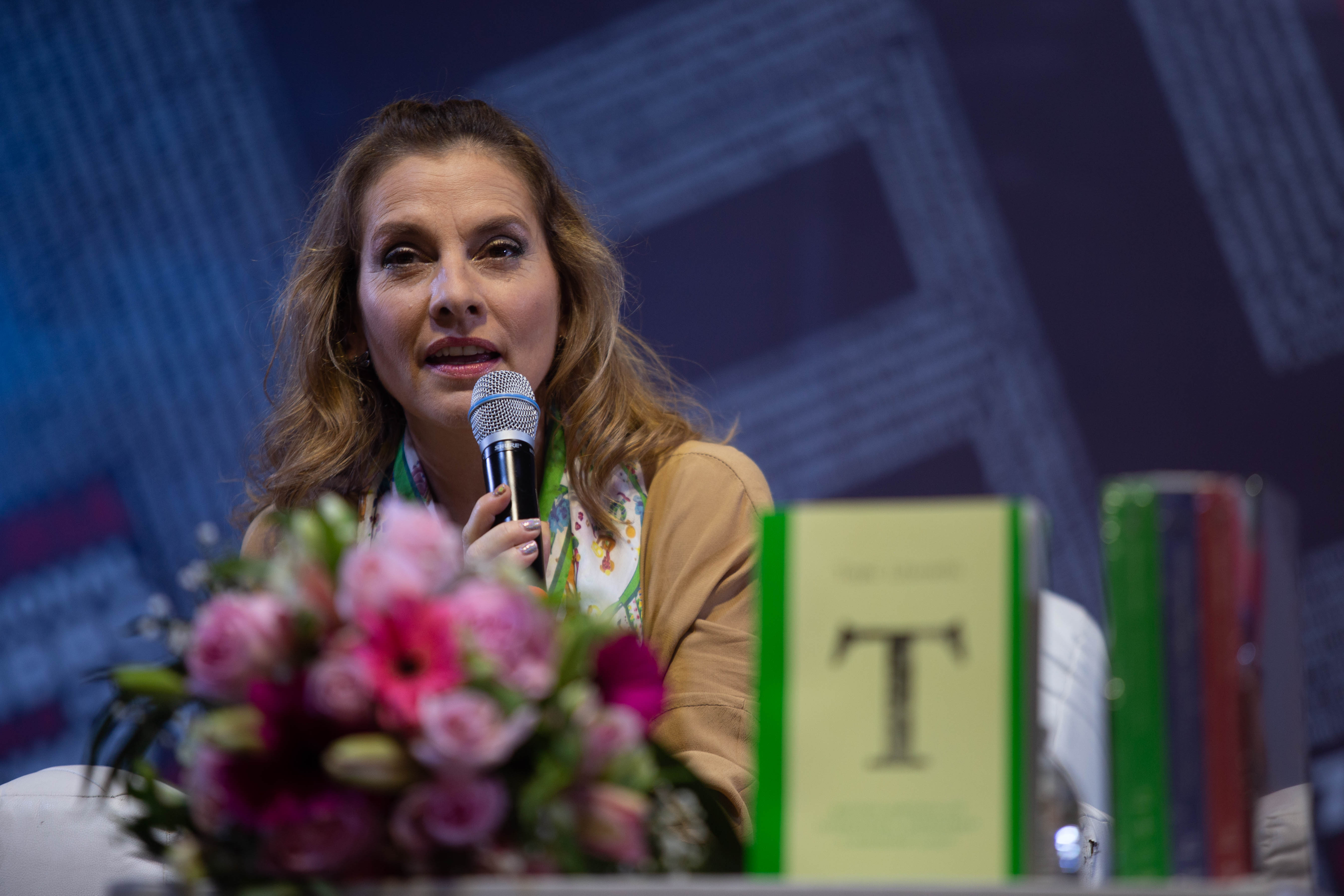 La escritora, periodista e investigadora mexicana, Beatriz Gutiérrez Müller presentó su libro 