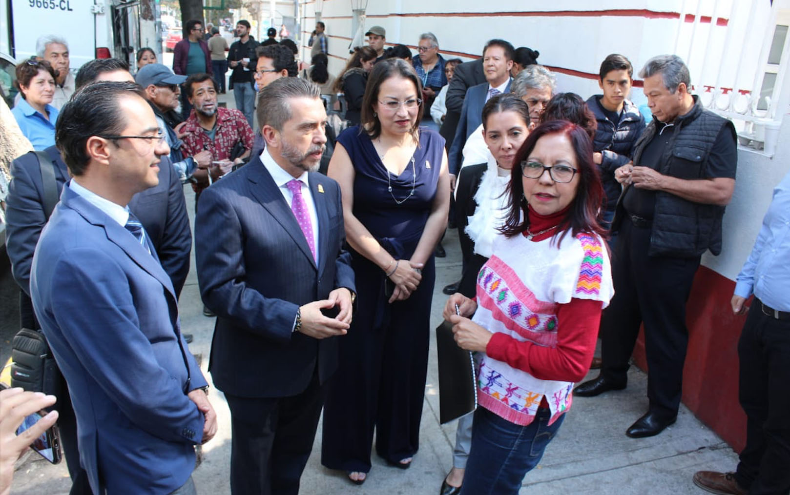 Entregan acuerdo de la LIX Legislatura sobre presupuesto para la UAQ. /Foto: Especial