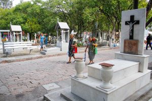 El Marqués cierra panteones durante festejos del 10 de mayo