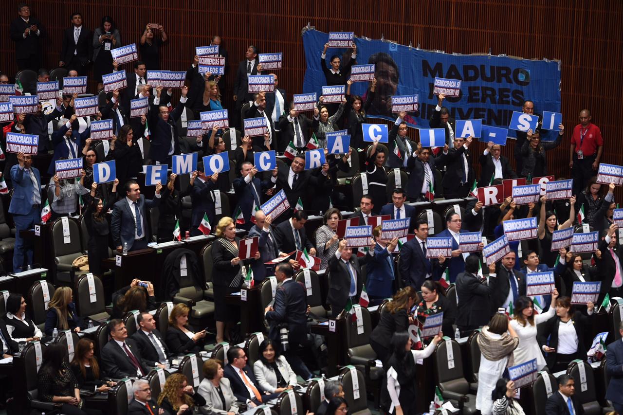 Los diputados protestaron con mantas en contra de Nicolás Maduro/ Foto: Juan Hernández