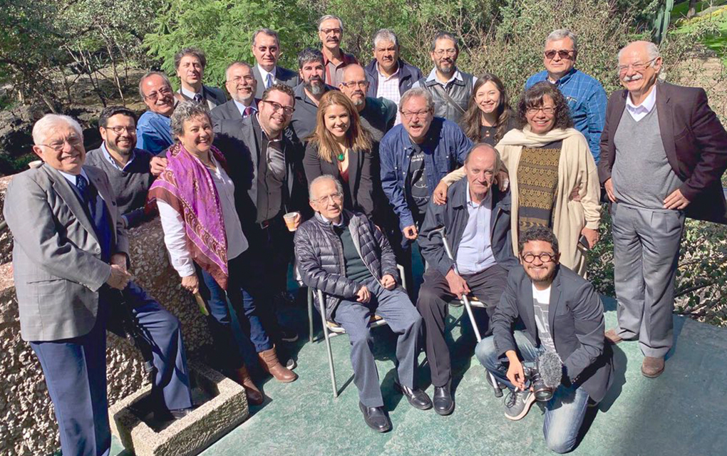 Equipo del escritor Paco Ignacio Taibo II que dirigirá el FCE / Foto: Especial.