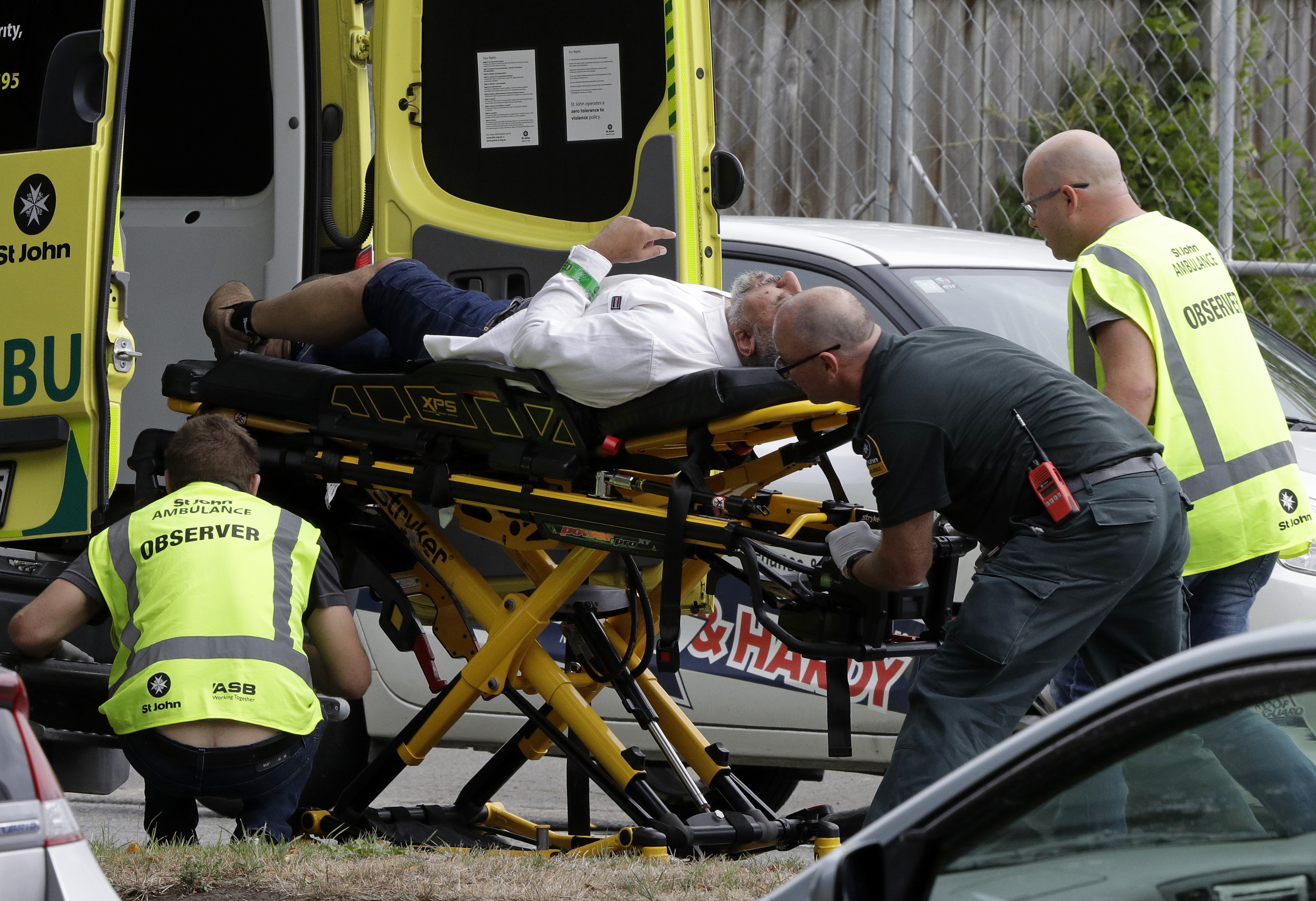Personal de emergencia transporta a un hombre herido en una mezquita en Christchurch, Nueva Zelanda./AP