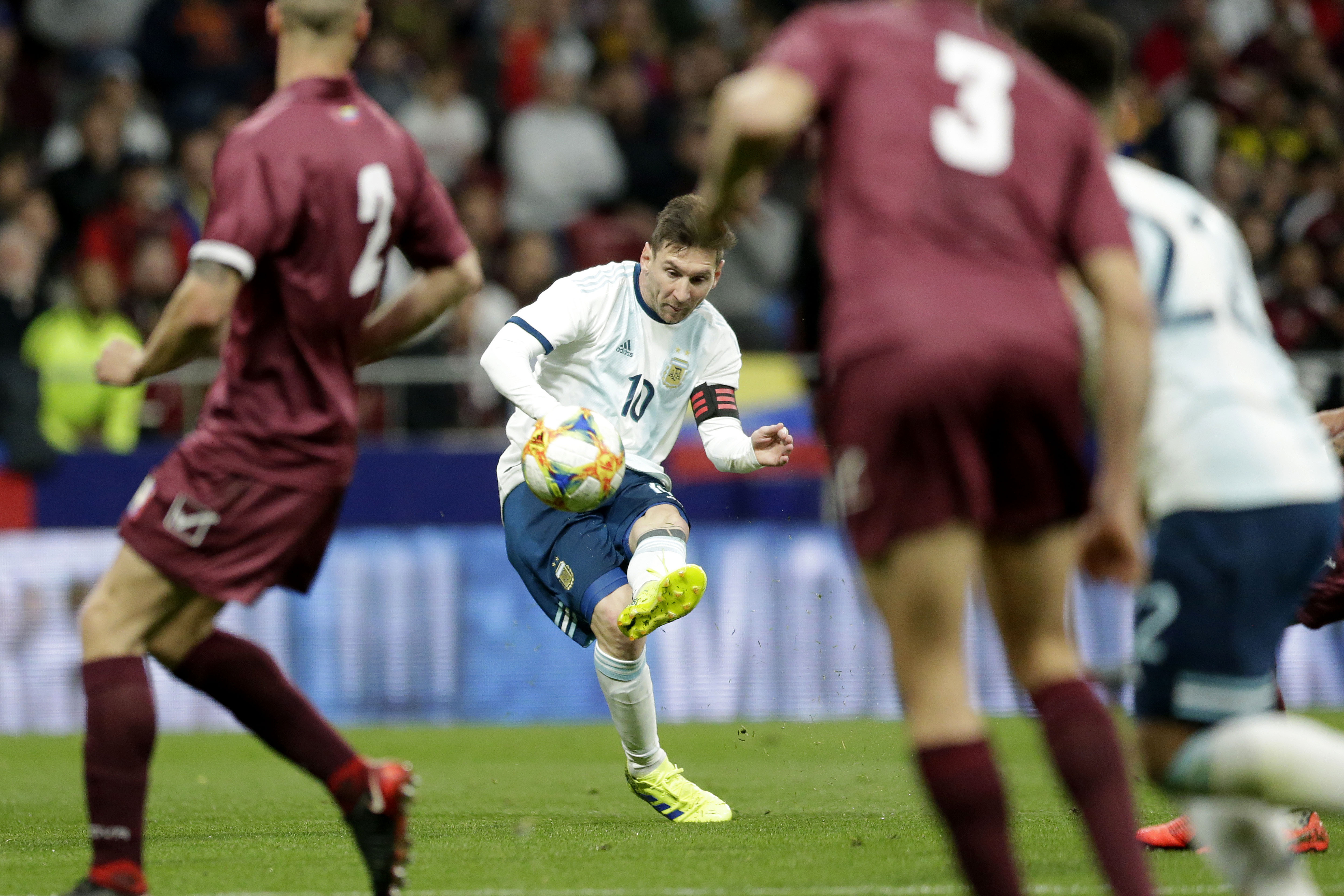 El delantero argentino Lionel Messi remata en el partido amistoso ante Venezuela en Madrid./AP