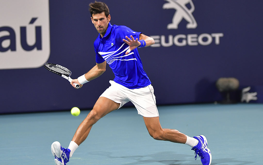 Novak Djokovic y el estadunidense John Isner avanzaron a la siguiente ronda del Abierto de Miami./AP