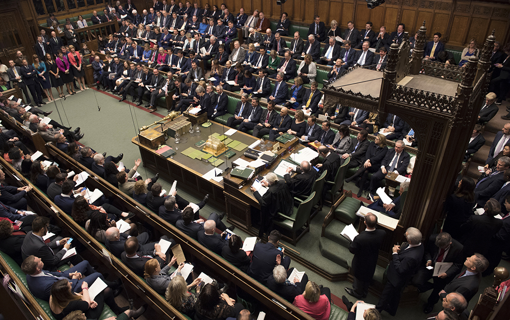 La libra se desplomó después de que los legisladores derrotaran una vez más el acuerdo de Brexit de May./AP