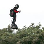 El inventor francés Franky Zapata vuela cerca de la playa de St. Margaret, en Dover, tras cruzar el Canal de la Mancha en un aerodeslizador, el domingo 4 de agosto de 2019. Foto: AP
