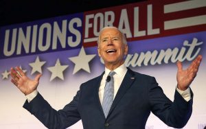 Pelosi se suma a demócratas que apoyan campaña de Biden