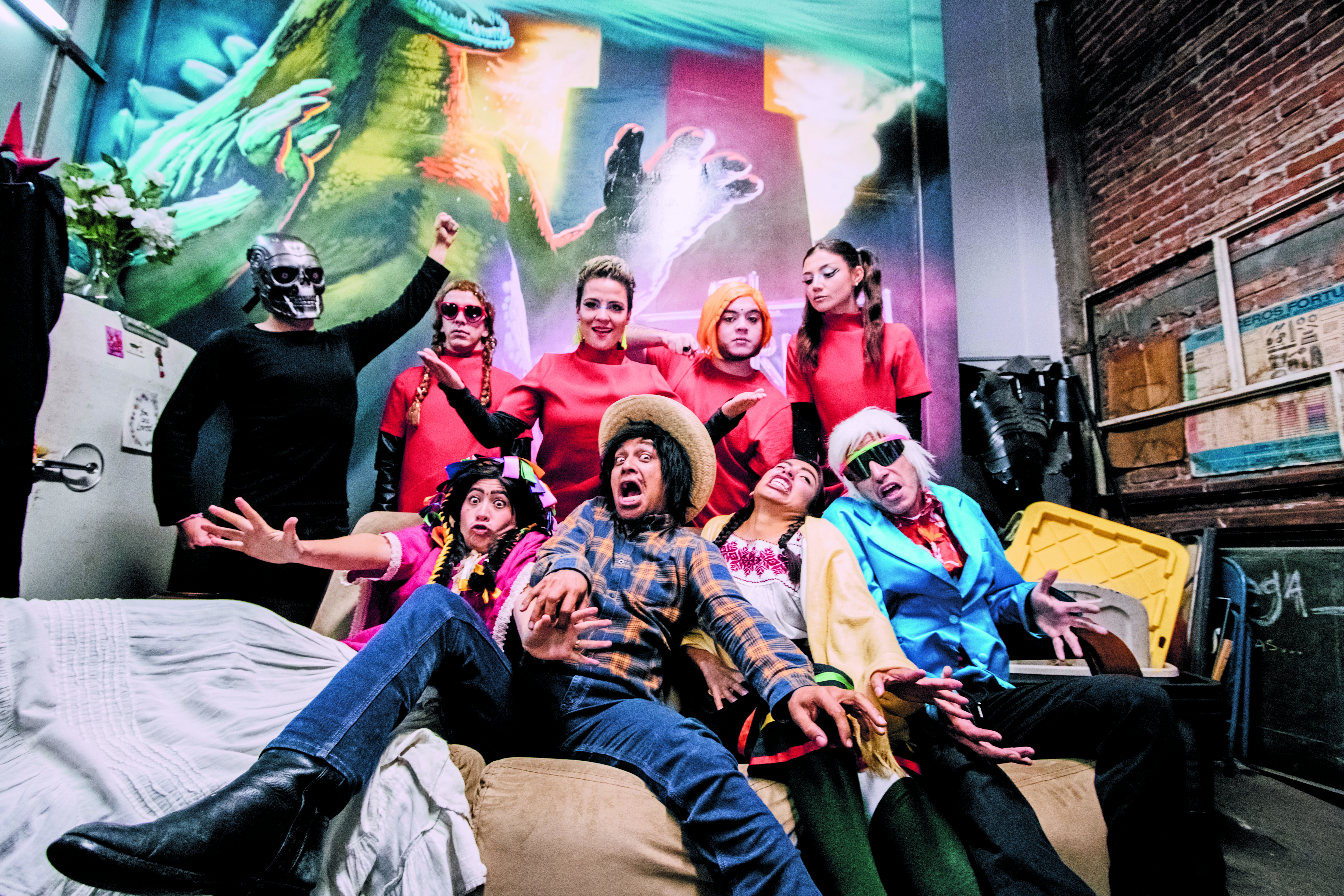 Alonso Barrera con el elenco de ‘Pastorela 2042’, en cartelera en La Fábrica Teatro.