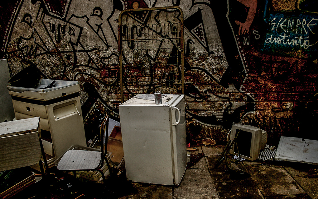 Aparatos y muebles abandonados en los andadores y calles del Barrio Born en la ciudad del Barcelona, España. 5 de marzo del 2005