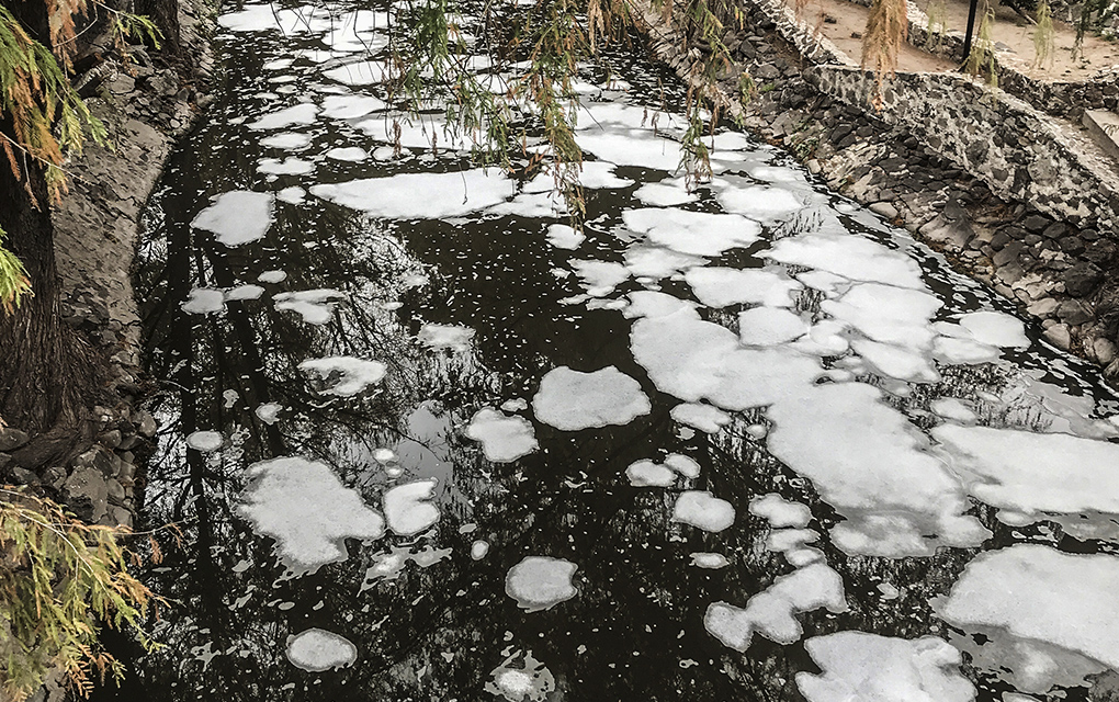 Una vista del Río Querétaro con aguas contaminadas en la avenida Universidad. 20 de enero de 2020.