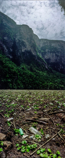 Una vista del cañón del sumidero, durante la temporada de lluvias, en la que se observa el arrastre de toneladas de basura. Septiembre de 2013.