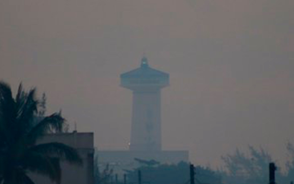 Capa de humo cubre Cancún por incendios forestales 