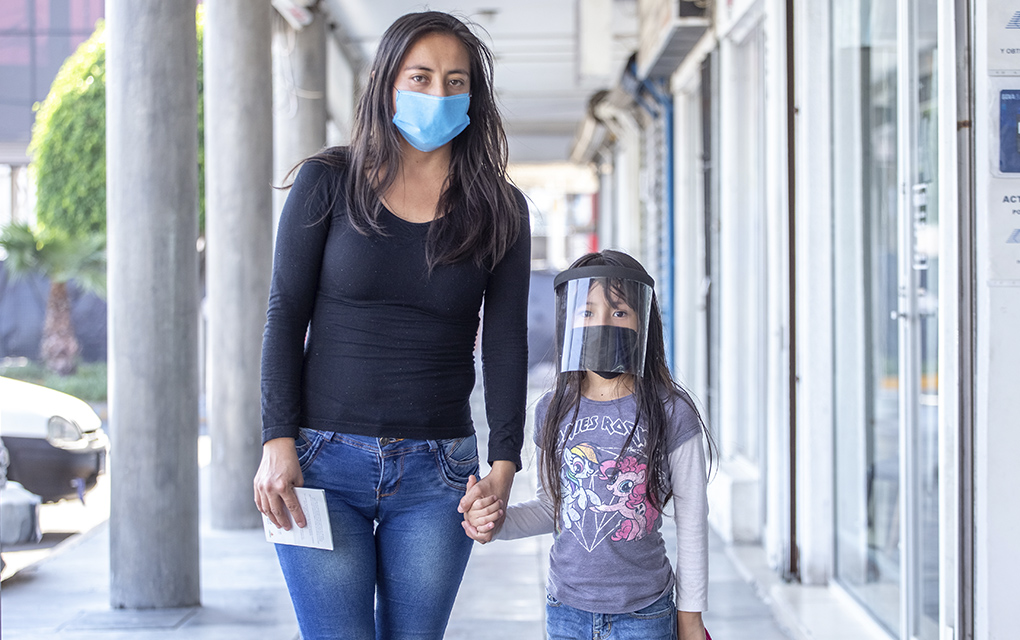 Los más pequeños tienen doble protección con su cubrebocas y careta. /Foto: Yarhim Jiménez