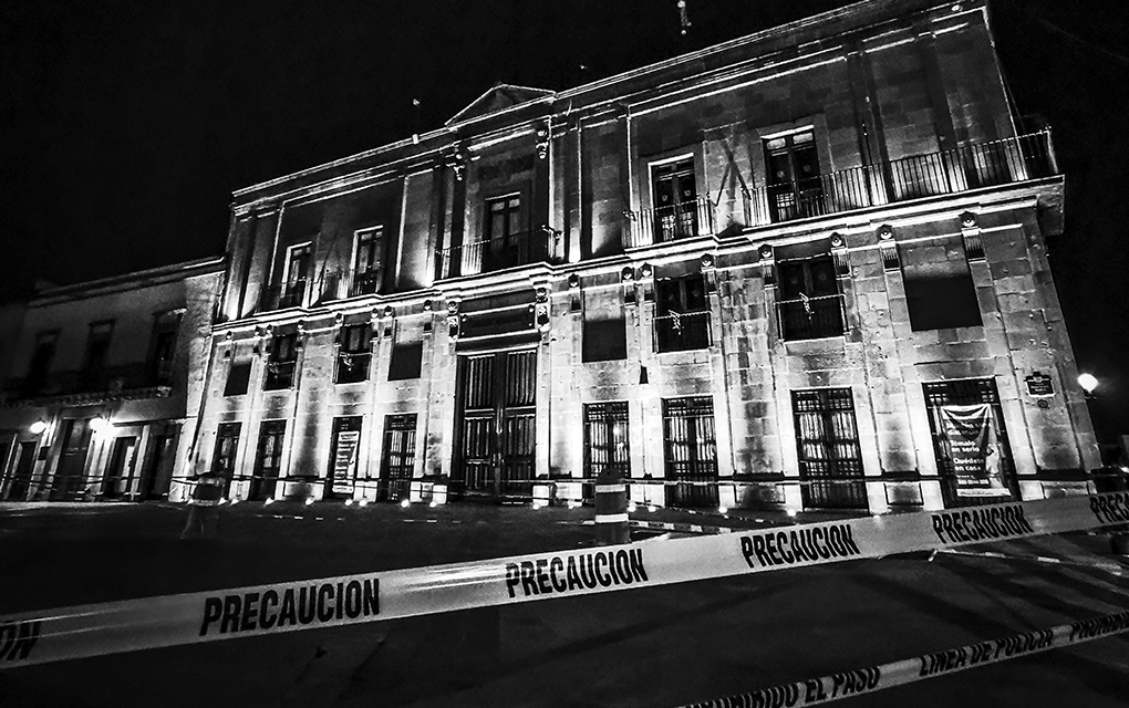 Se han puesto cercos para evitar el tránsito de personas y la propagación del coronavirus. 