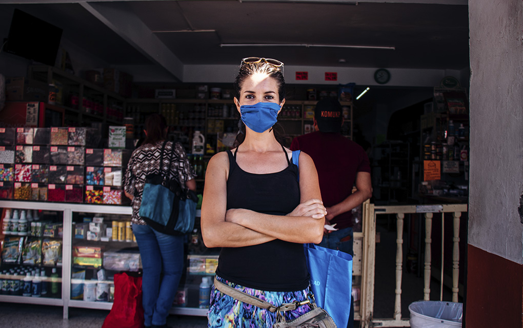 La maestra Isabel compartió su admiración por los profesionales de la salud /Fotos: Isaac Muñoz