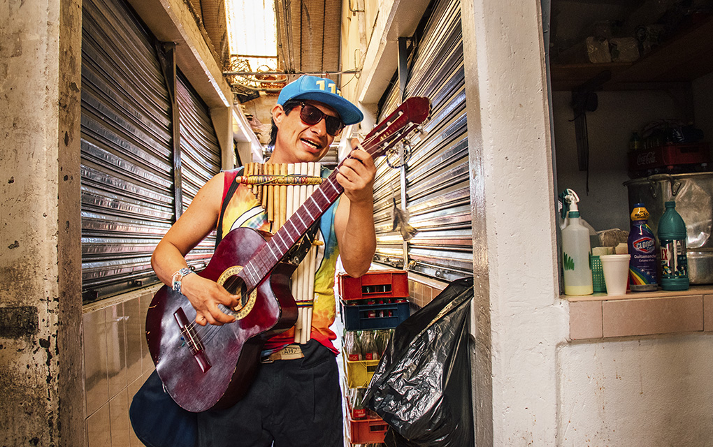 Un artista urbano dedicó una canción a los médicos en Querétaro. / Fotos: Isaac Muñoz