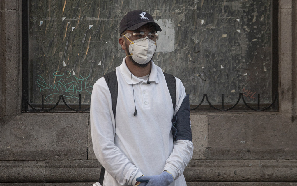 En Querétaro, los vigilantes ciudadanos abonan con acciones a la contención del coronavirus. /Foto: Selene Ugalde