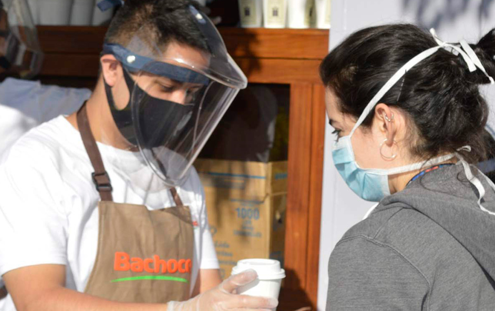 Bachoco mima a médicos y familiares de enfermos con calditos de pollo