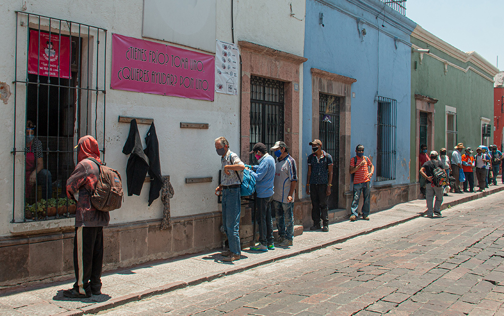 Ángeles de la pandemia: Regalan comida a los más necesitados