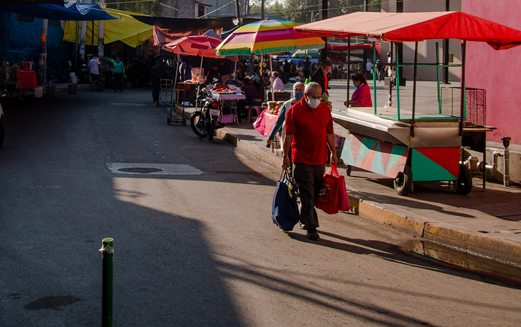 Tianguis y mercados luchan contra COVID-19