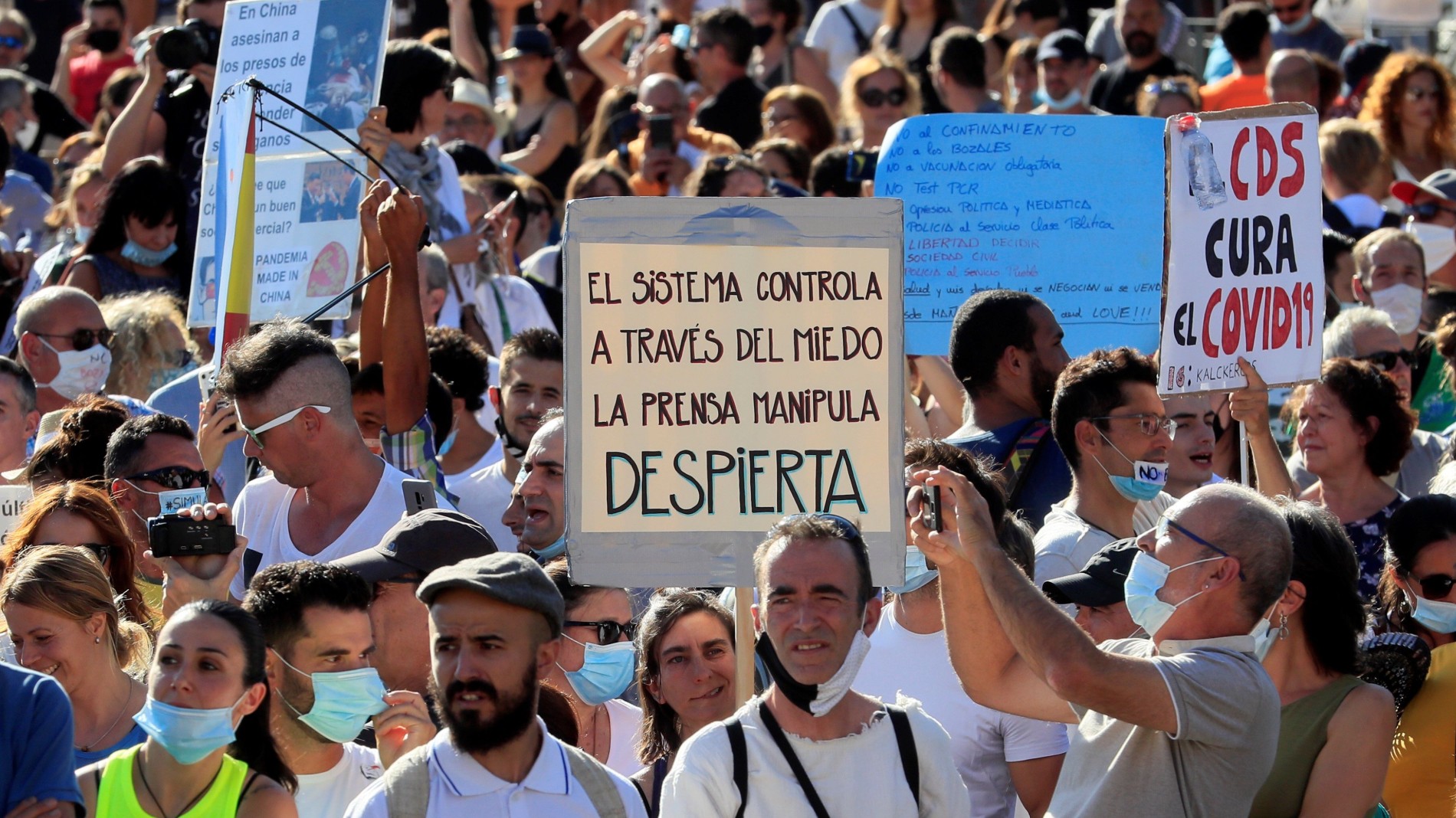 Bosé convoca a protesta contra uso de cubrebocas, pero no asiste