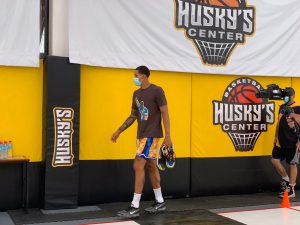 Juan Toscano, basketbolista de los Golden State Warriors, visitó El Refugio, en Querétaro. Foto: Antonio González 