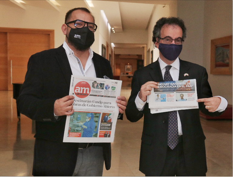 Jon Benjamin, embajador del Reino Unido en México (izq.) y Miguel Ángel Flores, director de AM de Querétaro . (Isai López)