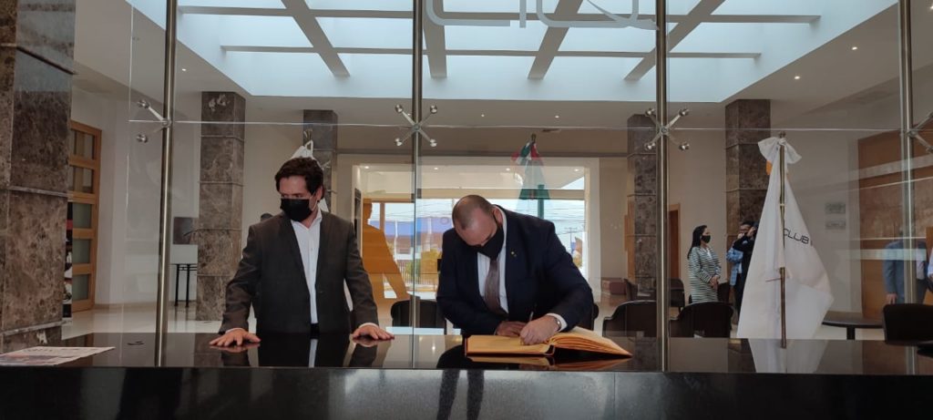 Firma de invitados de honor en el Club de Industriales