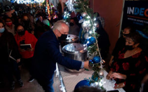 Enrique Vega realiza encendido del Árbol Navideño en La Cañada