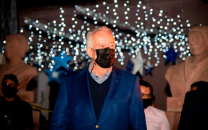 Enrique Vega realiza encendido del Árbol Navideño en La Cañada