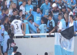 Joven es golpeado en las gradas de Argentina