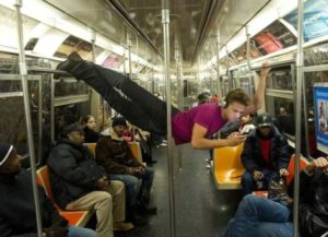 Chico Spiderman en el metro