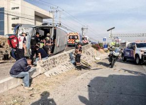 Camión de pasajeros se volcó en El Marqués, hay 40 heridos