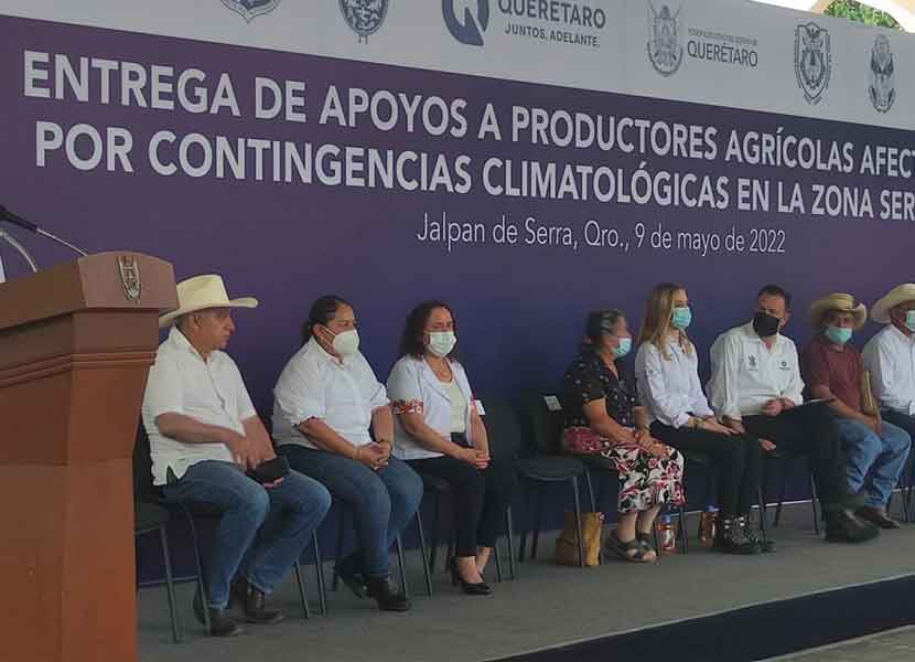 Entrega Kuri apoyos a afectados por contingencias climatológicas