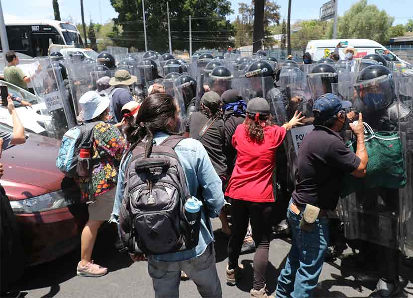 Autoridades y manifestantes comenzaron a forcejear
