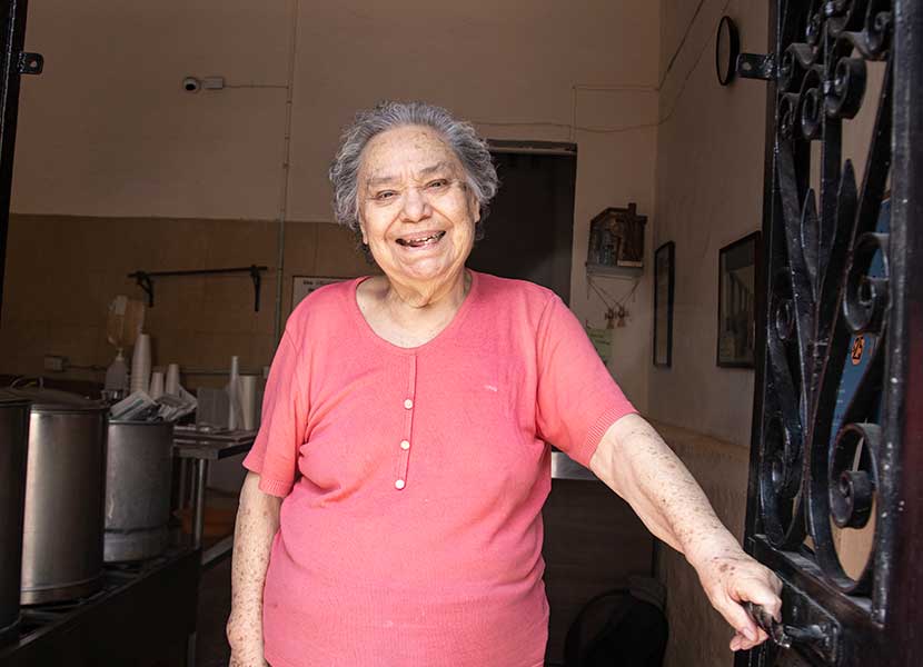 La señora Ana María considera parte de su familia este negocio