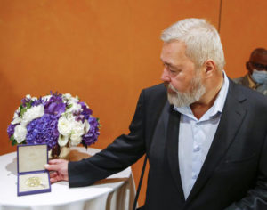 Periodista ruso vende su medalla de Nobel en 103.5 mdd para ayudar a Ucrania