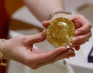 Periodista ruso vende su medalla de Nobel en 103.5 mdd para ayudar a Ucrania