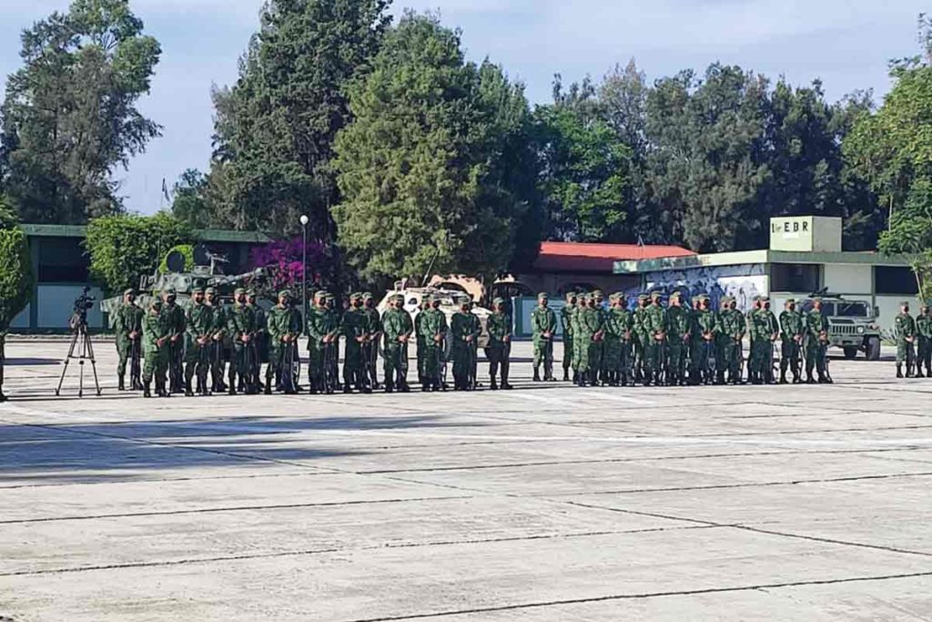 Jóvenes del SMN protestan lealtad a la bandera nacional 