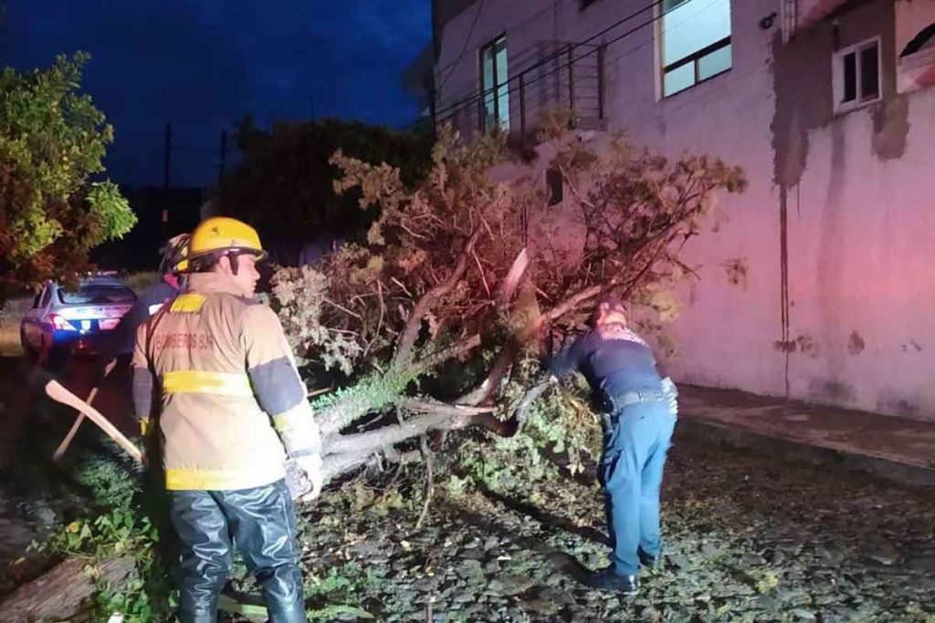 Lluvia causa accidentes en San Juan del Río