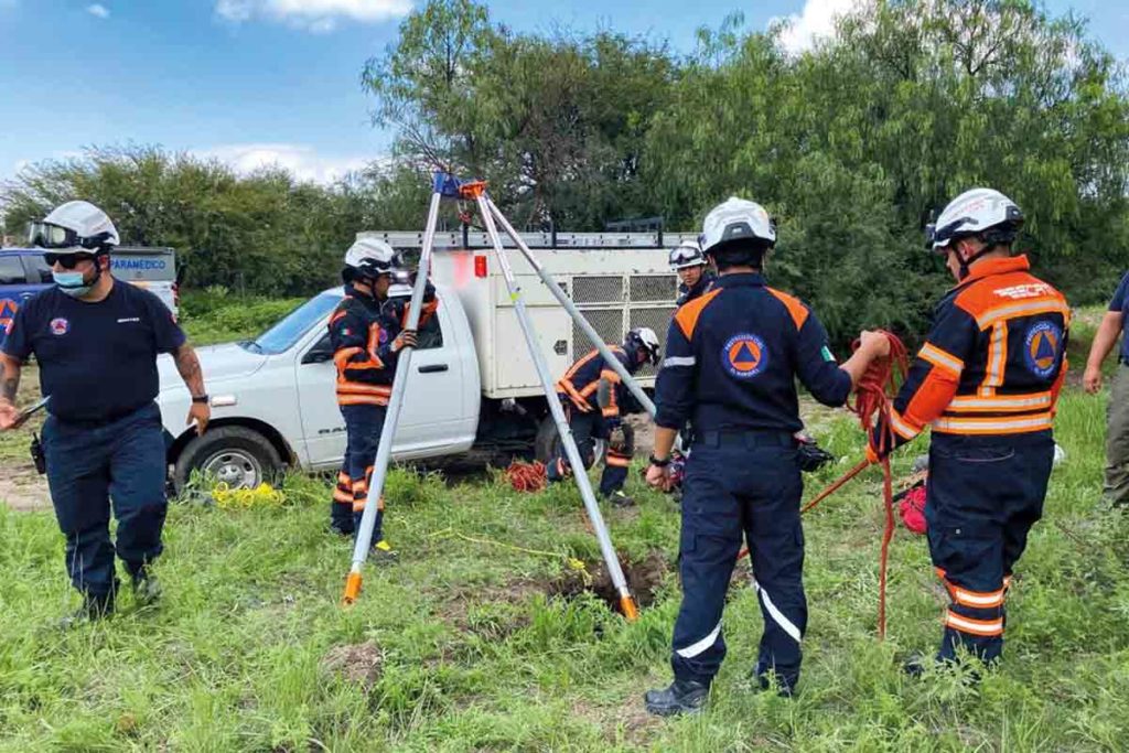 Rescatan perrito dentro de un pozo en El Marqués
