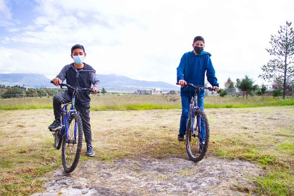 Usan bicicletas para reducir el abandono escolar