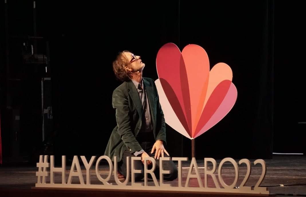 Jarvis no perdió la oportunidad de contar sus historias con actuación incluida