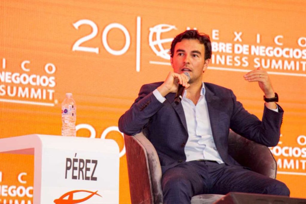 ‘Checo’ Pérez en la Cumbre de Negocios se dice orgulloso de México