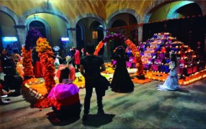 Policías del municipio de Querétaro ponen mega altar a compañeros
