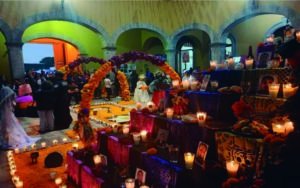 Policías del municipio de Querétaro ponen mega altar a compañeros